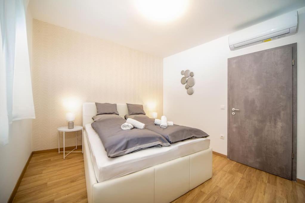 Grace Pine Apartment 1 Budapest Esterno foto