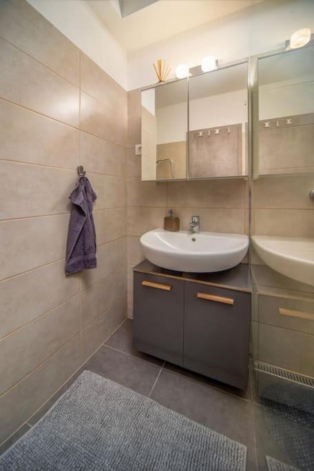 Grace Pine Apartment 1 Budapest Esterno foto